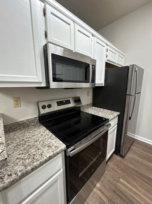 Building Photo - Cozy 3 bedroom/2 Bath townhome with vaulte...