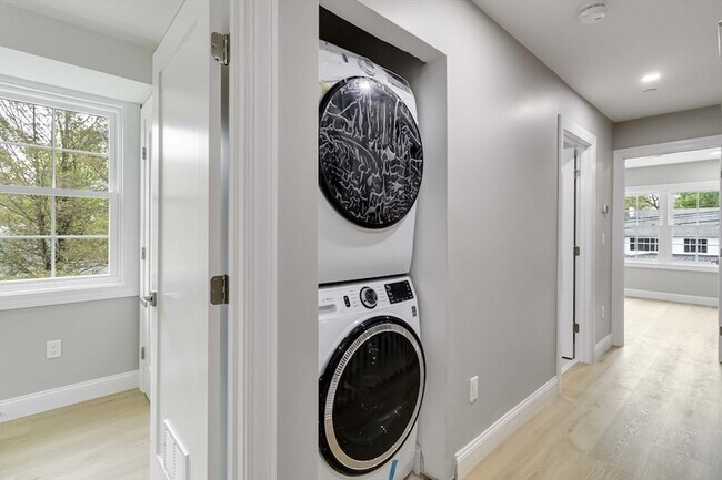 Building Photo - 192 Main St