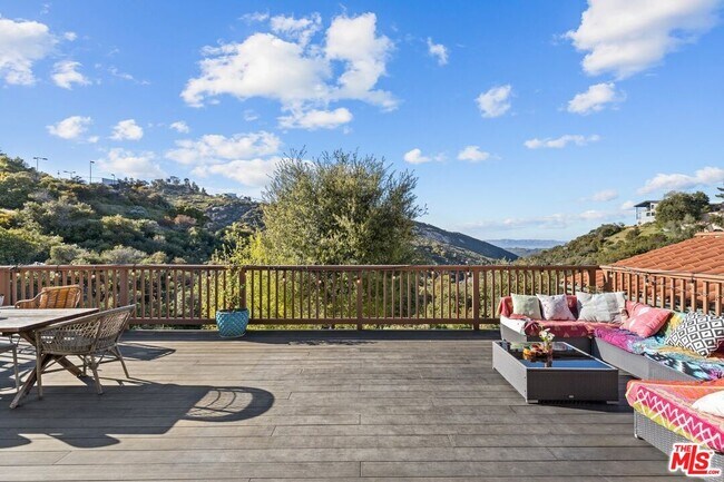 Building Photo - 2373 Tuna Canyon Rd