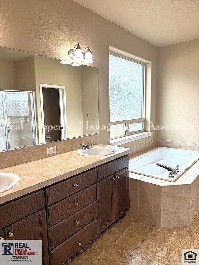 Building Photo - 13933 SW Walnut Creek Way