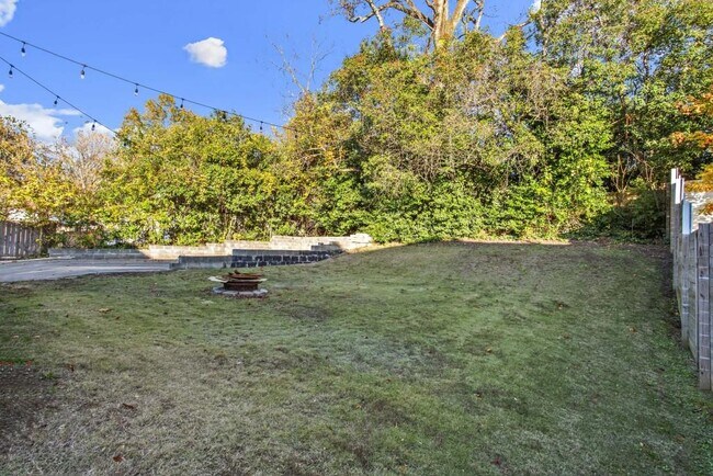Building Photo - 2044 Fairhaven Cir NE
