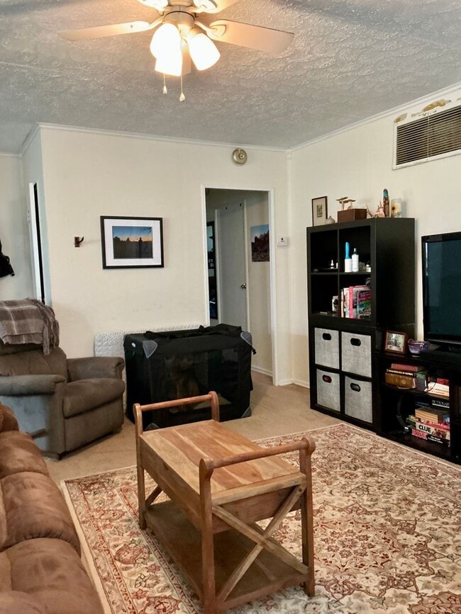 Building Photo - 3 Bedroom 1 Bath Near UGA and 5 Points! Available August 10th!