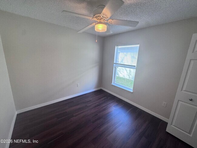 Building Photo - 8440 Oak Crossing Dr W