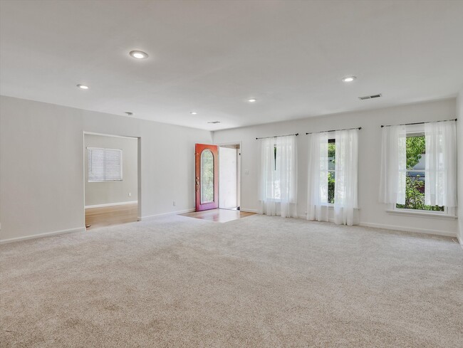 Spacious Living w/great light - 4009 Beverly Glen Blvd