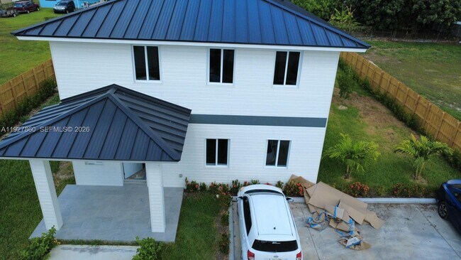 Building Photo - 722 NW 6th Ct