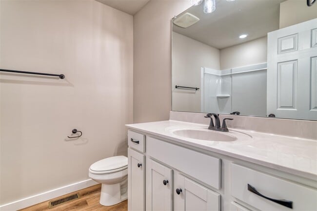 Building Photo - 913 W 9th St