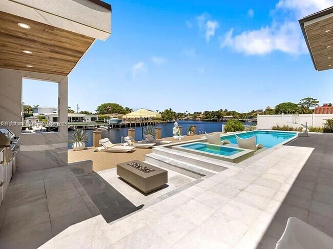 Building Photo - 2225 NE 19th St