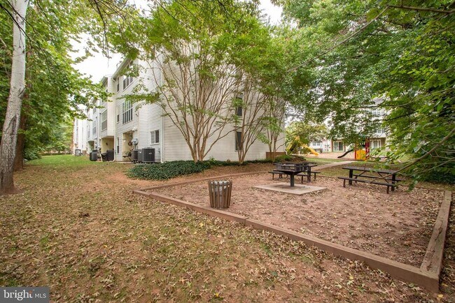 Building Photo - 9260 Niki Pl