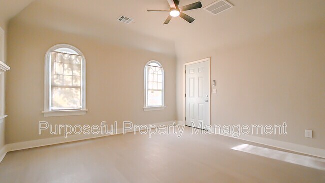 Building Photo - 2201 Glen Ellyn St