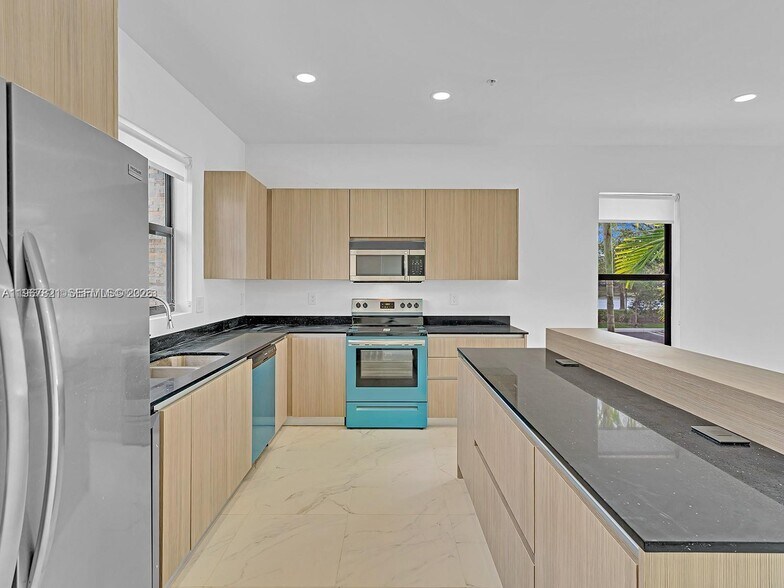 Building Photo - 6130 SW 36th Ct