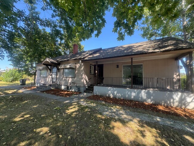 Building Photo - Spacious 4 Bed, 3 Bath Corner Lot Home!