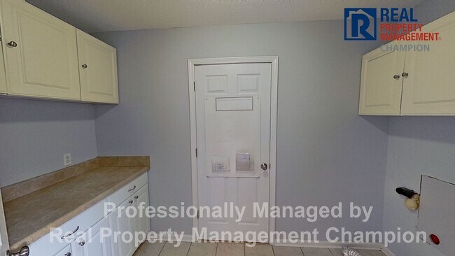Building Photo - Charming Home Backing up to Arrowhead Park...
