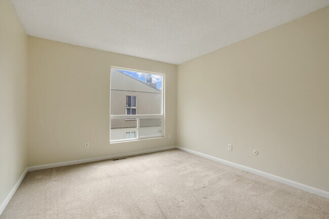 Building Photo - 2-Bed Townhome with Patio - Community Pool