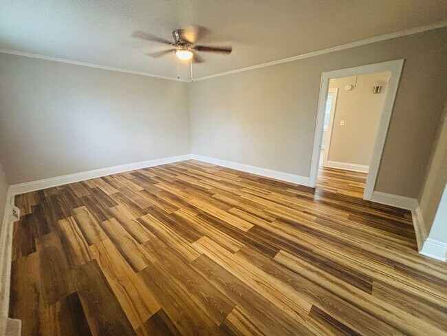 Building Photo - AVAILABLE NOW- Renovated in Rosewood!