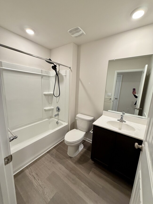 Building Photo - 633 Currant Cir