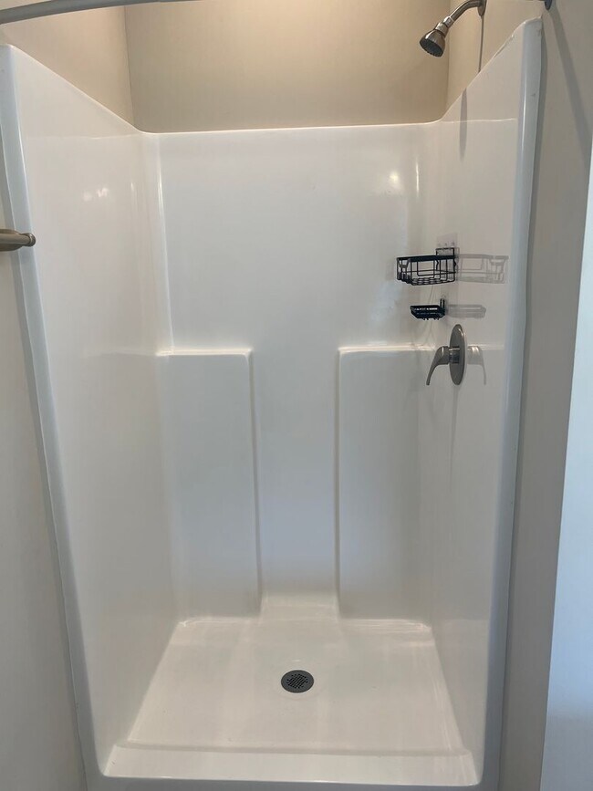 Building Photo - BEAUTIFUL 3 bedroom 2 bath home on a corne...