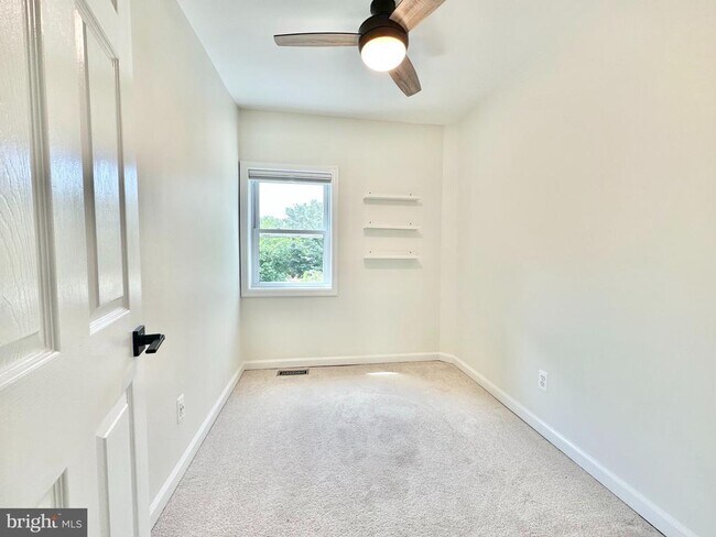 Building Photo - 1010 Bashford Ln