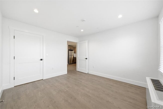 Building Photo - 180 Deer Park Ave