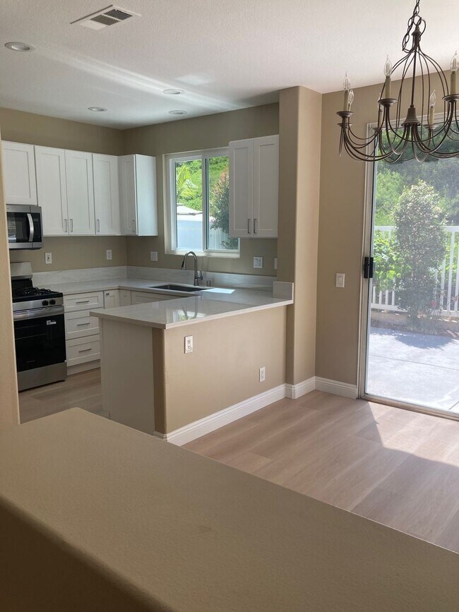 Building Photo - 3 bedroom 2.5 bath home Las Flores