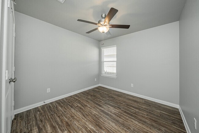 Building Photo - 631 Hollyhock Dr