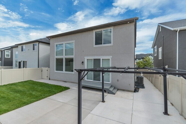 Building Photo - 1316 W Quailhill Rd