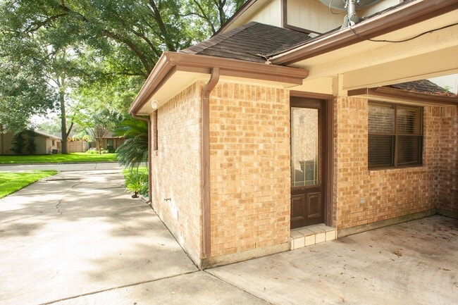 Primary Photo - 2704 Pineneedle Ln