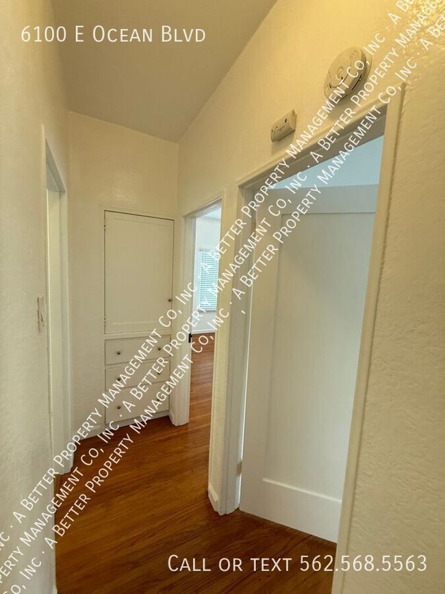 Building Photo - Lower Bright Corner Unit w/Hardwood Floors...