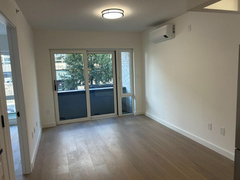 Building Photo - 428 E 9th St