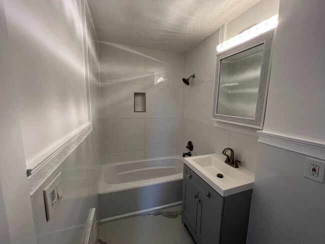 Building Photo - 5 Broadway