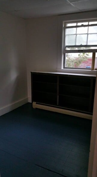 Bedroom 1 downstairs - 186 Center St