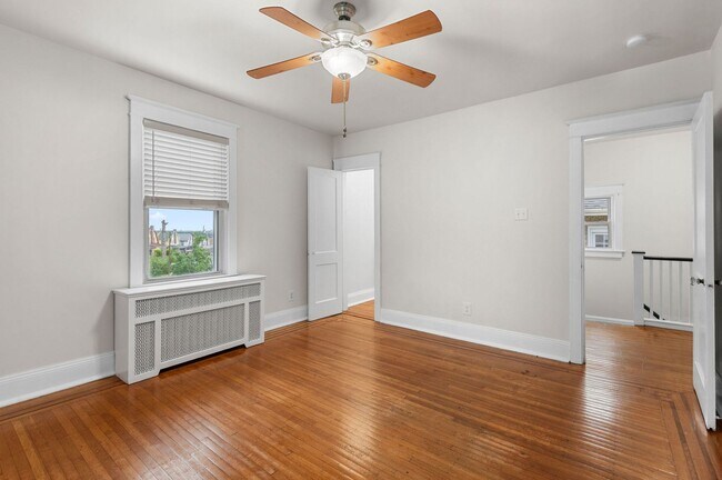 Building Photo - Single family home with hardwood floors th...
