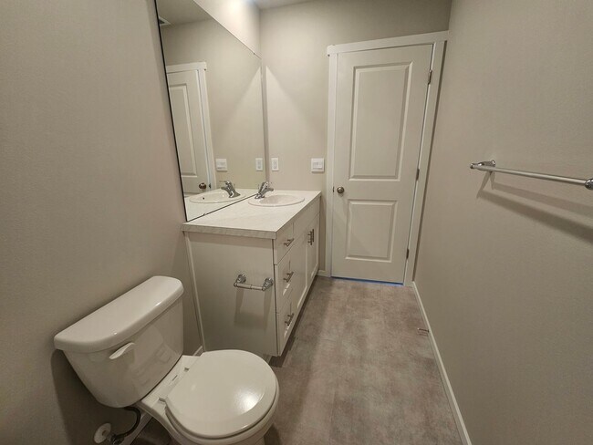 Building Photo - Stunning 4-Bedroom Pet-Friendly Home for L...