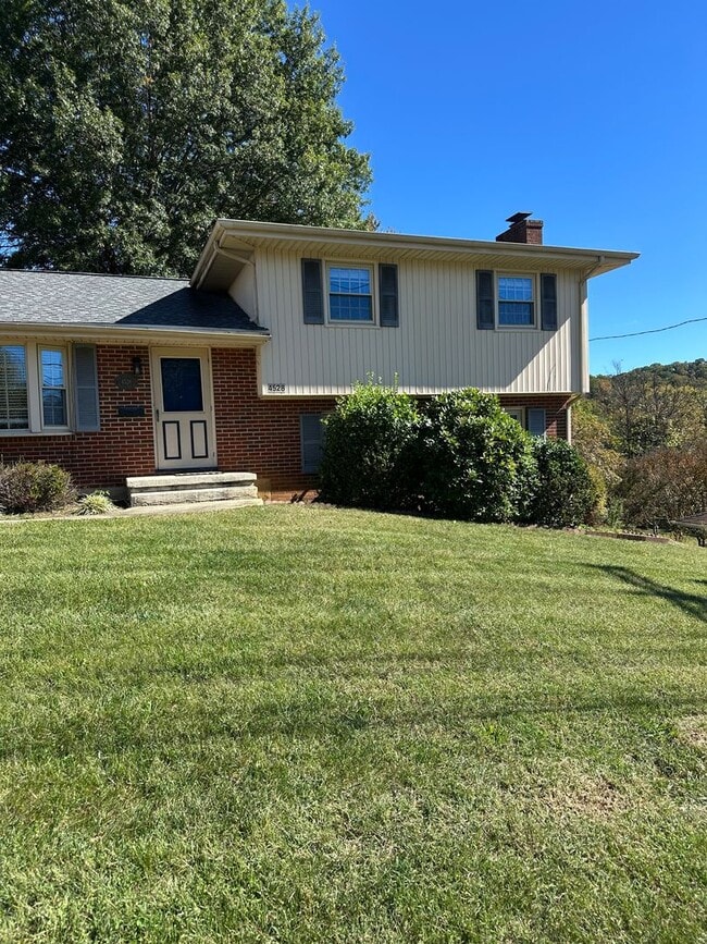 Building Photo - 3 bedrooms 2 baths, Split Level in the located in Roanoke County