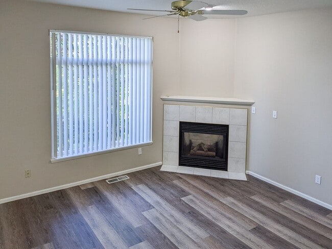 Building Photo - 2205 Crestview Dr S