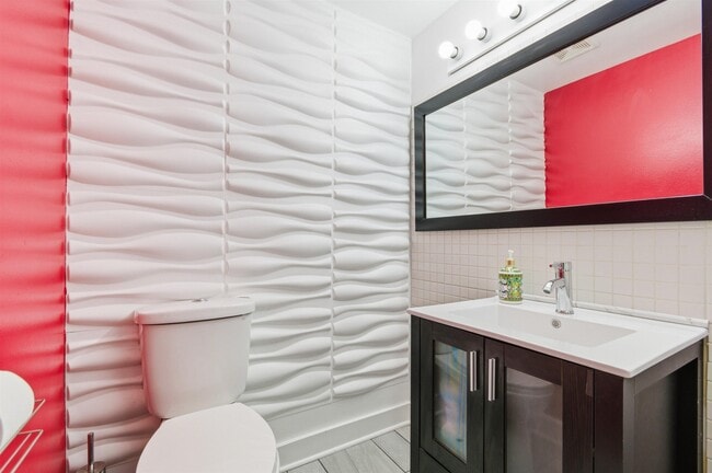 Building Photo - 3084 Village Cir