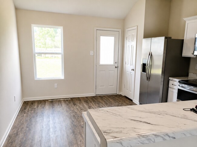 Building Photo - 4 Bed / 2 Bath with garage!!