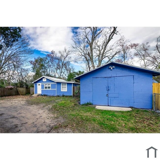 Building Photo - 531 New Berlin Rd