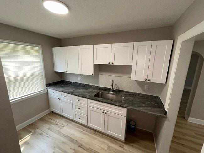 Building Photo - Beautiful 5 Bedroom Bungalow