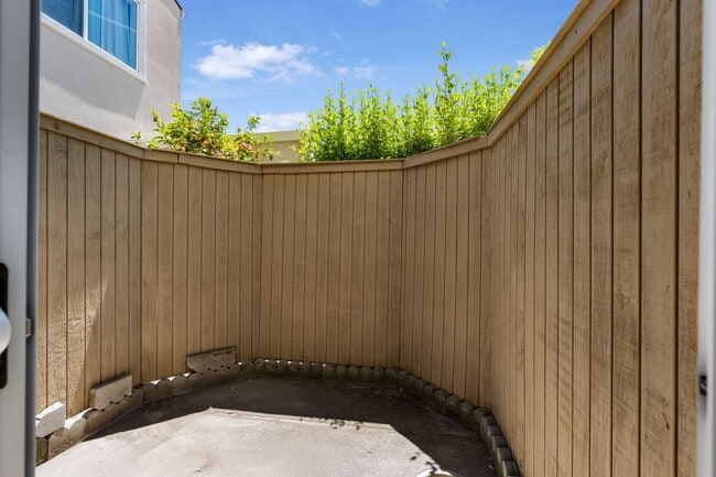 Building Photo - Spacious 2BR/2.5BA Townhome in Prime Milpi...
