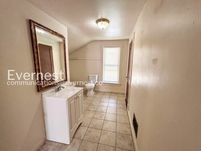 Building Photo - 3 Bed, 2 Bath Home with Off-Street Parking / Vouchers Accepted / Available Now!