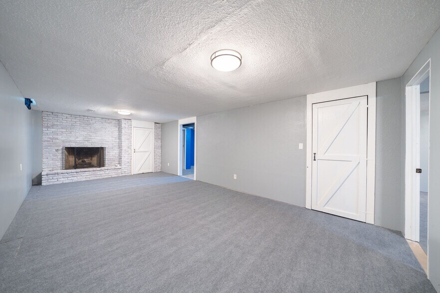 Building Photo - 617 N Willow Dr