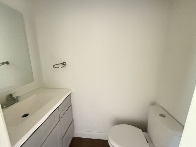 Building Photo - This fully updated 2-bedroom, 1.5-bath uni...