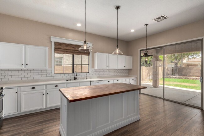 Building Photo - 5 Bedroom home in Chandler