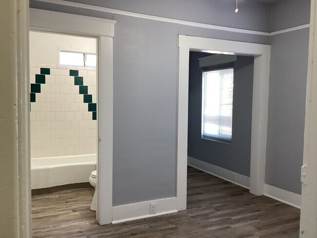 Building Photo - 1532-1532 N Safford Ave