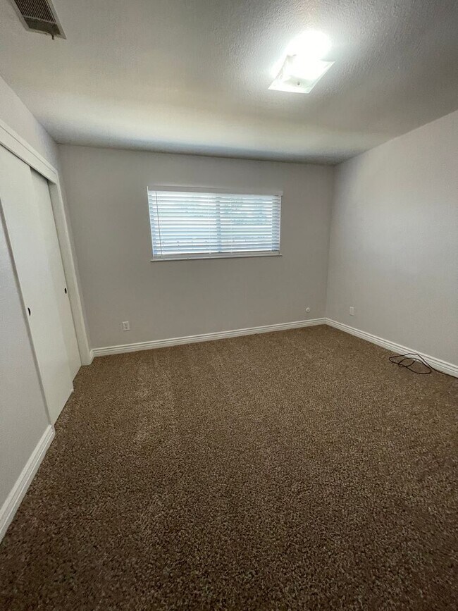 Building Photo - Spacious home in Tulare coming soon!