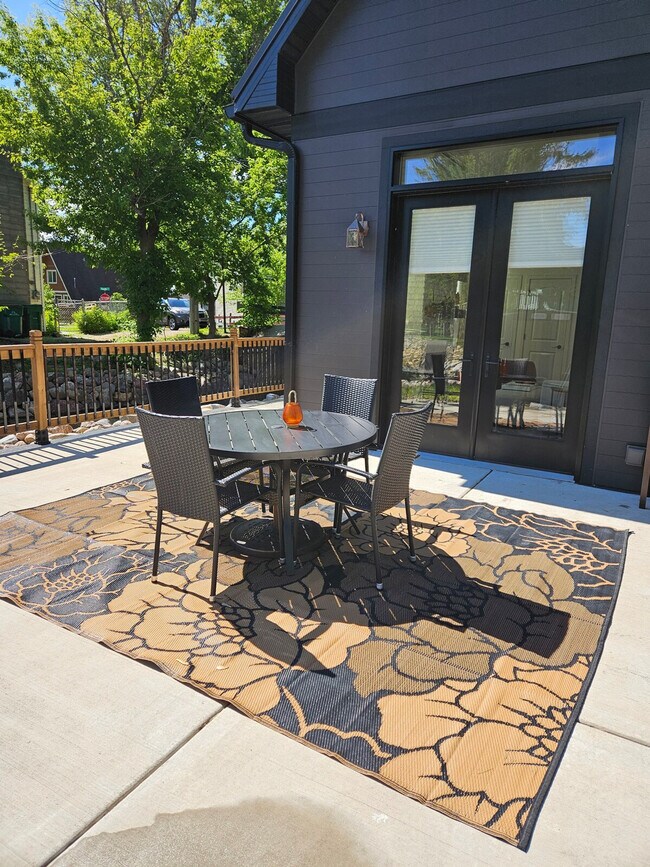 Building Photo - 5913 Lake Edge Rd