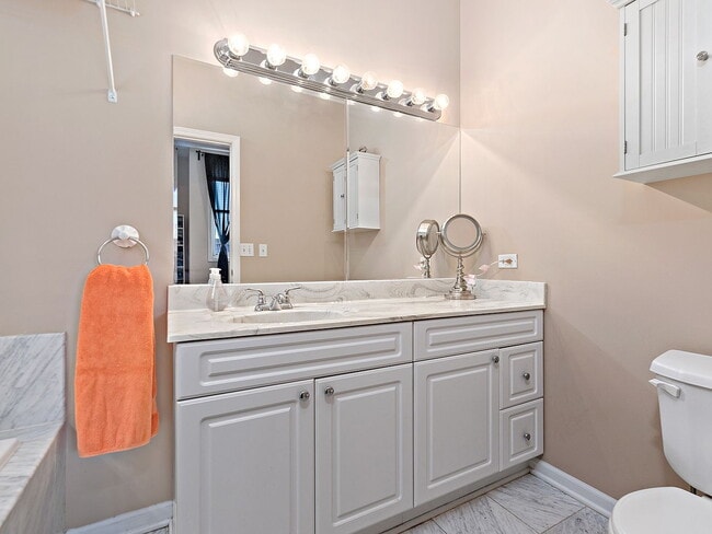 Building Photo - "Spacious 2-Bed, 2-Bath Gem in Chicago's Heart – 1200 Sq. Ft. of Modern Living!"