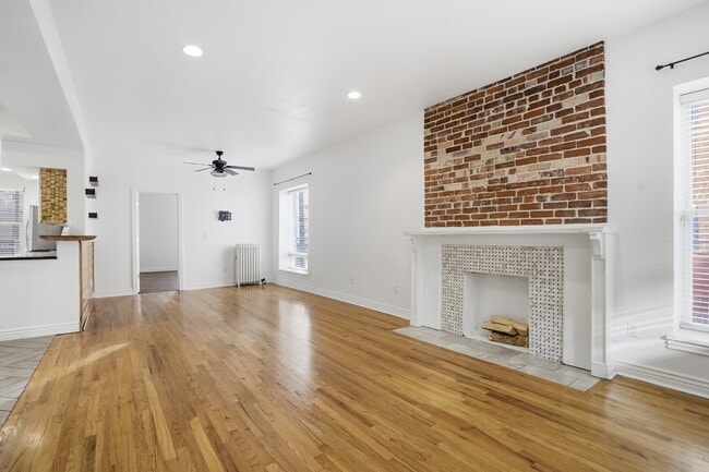 Building Photo - Spacious Two Bedroom in Cap Hill