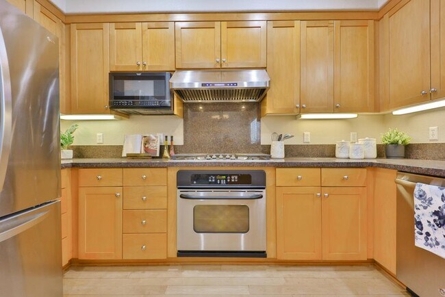 Building Photo - 492 Tyndall St