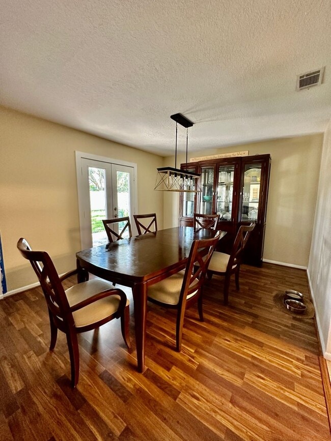 Building Photo - Perfect 3 bed 2 bath with huge fenced back...